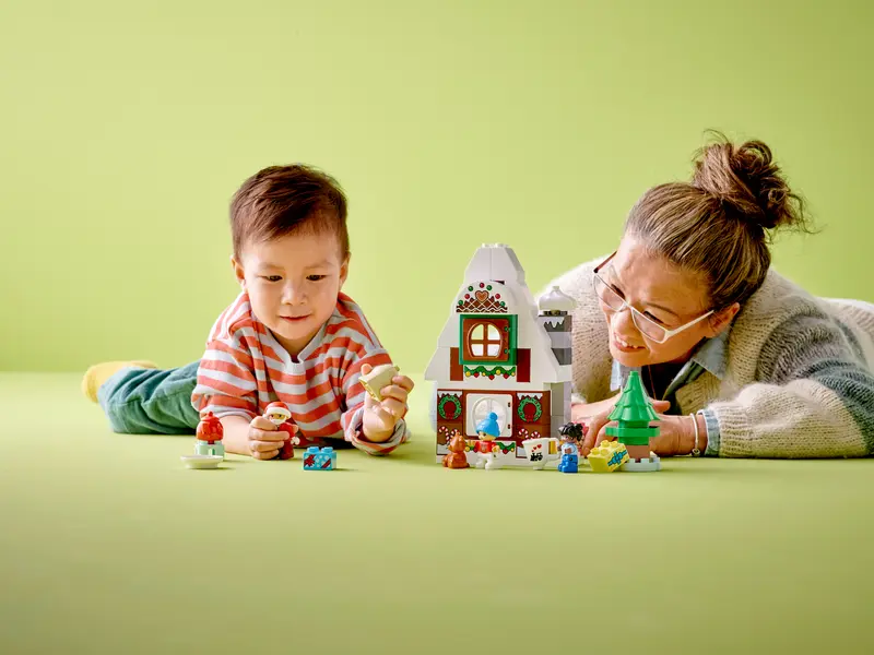 Santa's Gingerbread House 10976