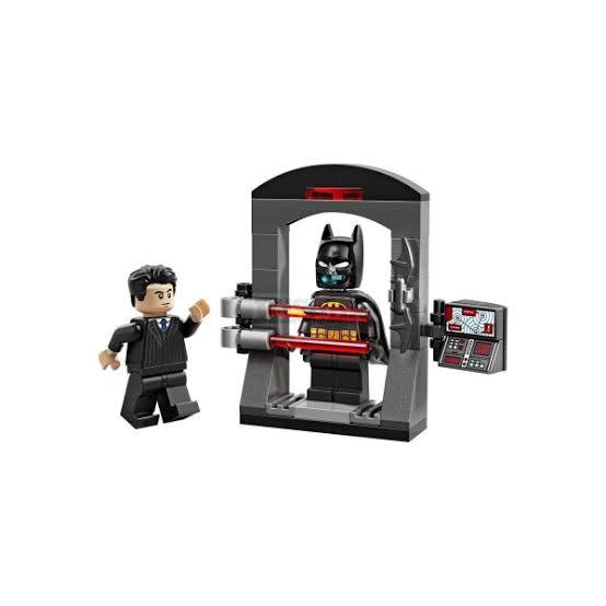 Batman: Bruce Wayne and the Batsuit 30726