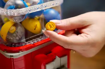 Minifigure Vending Machine 21358